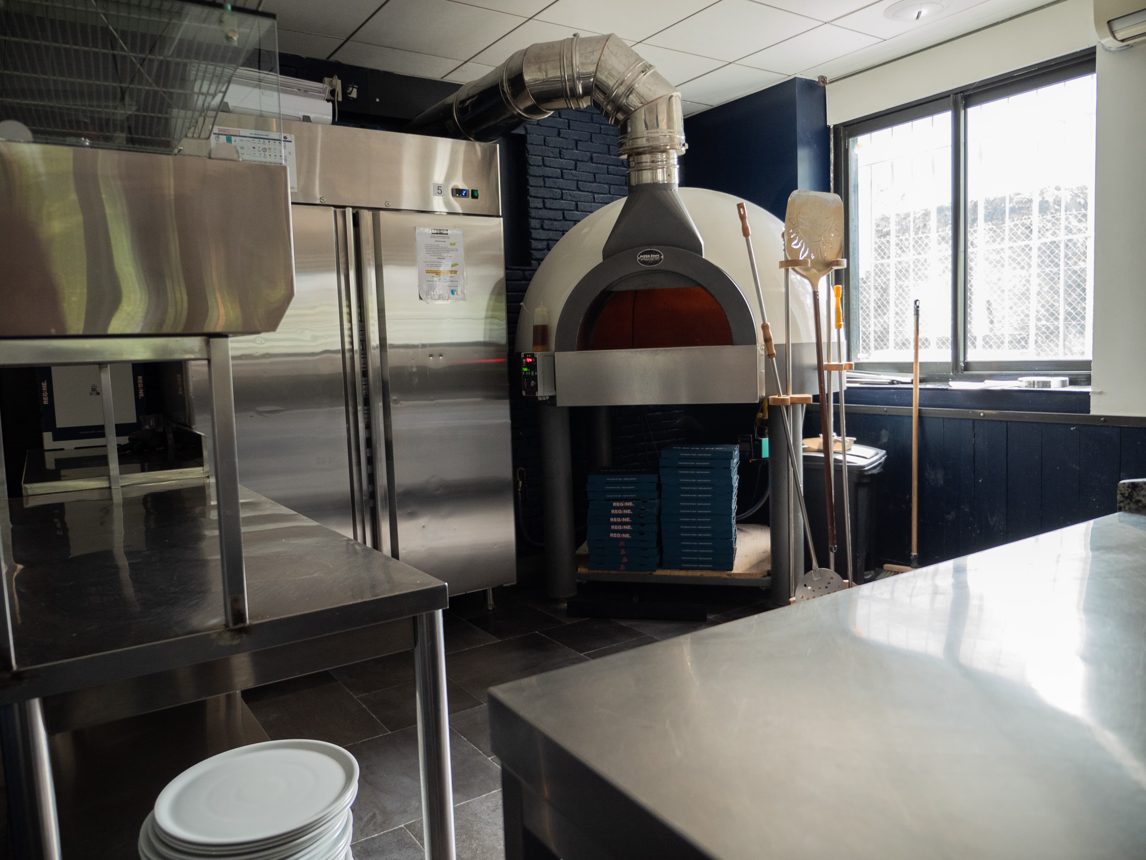 Four à pizza professionnel dans le laboratoire de la Pizzeria Régine Mionnay