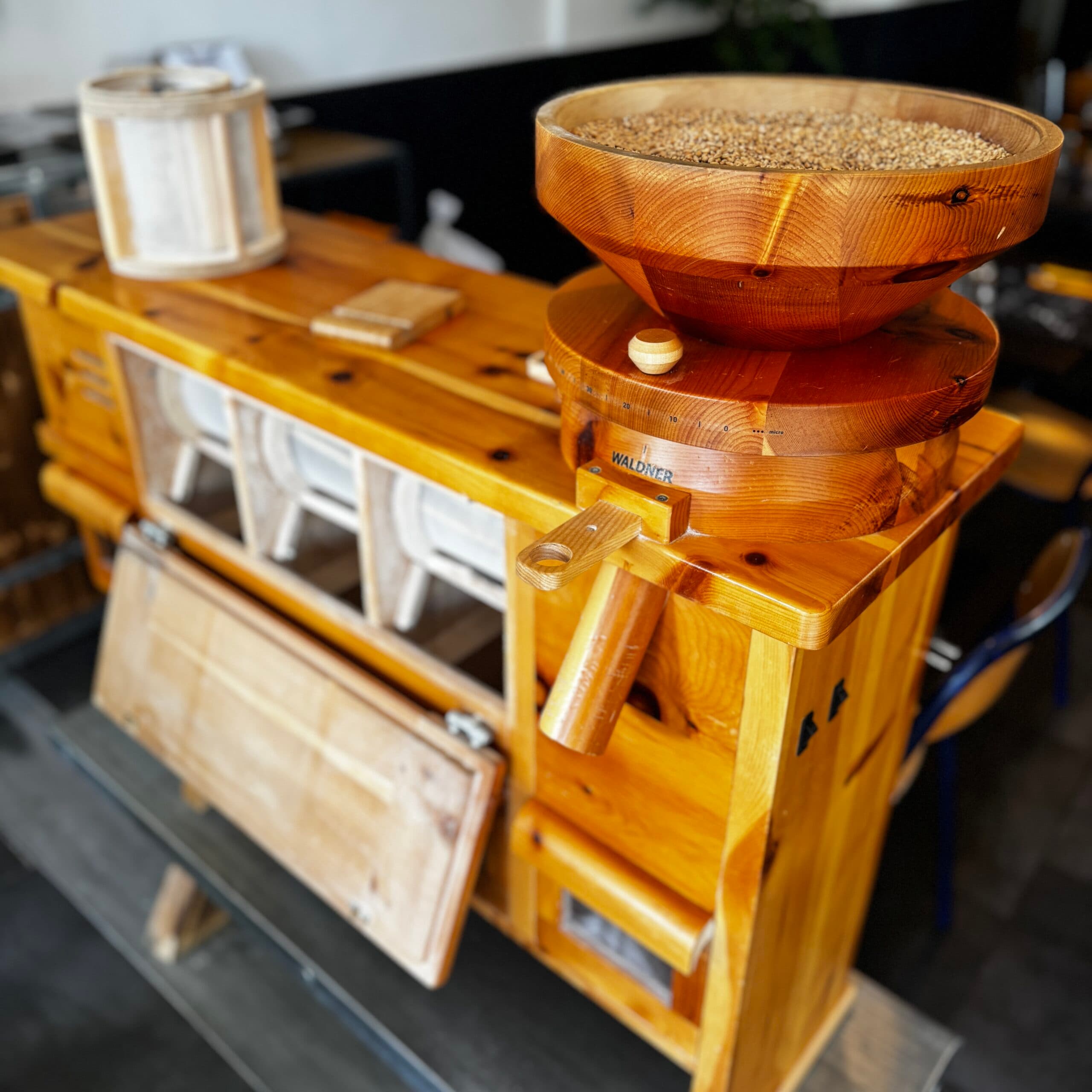 Moulin à meule de pierre — Régine Pizzeria