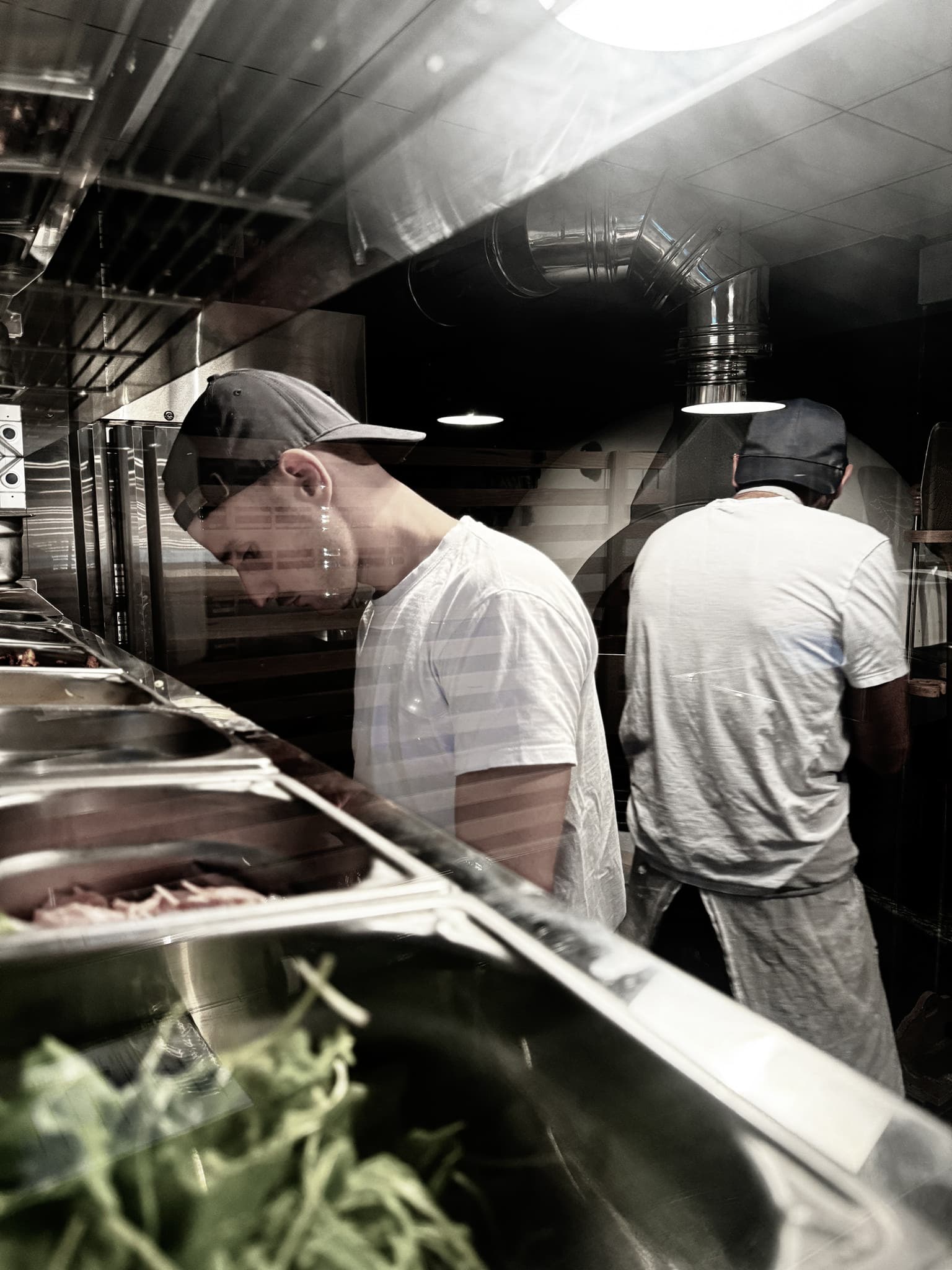 Pizzaiolo en action — Régine Pizzeria Lyon